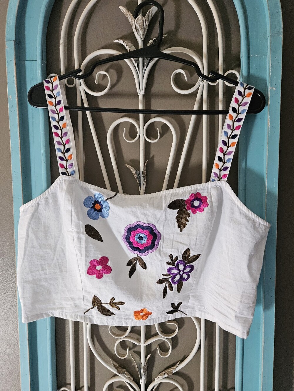 Anthropologie - White Embroidered Floral Crop Tank Top - Mahila